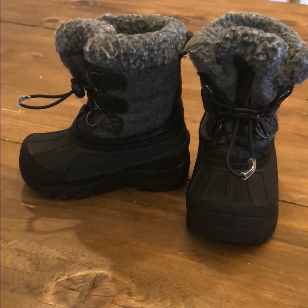 Snow boots